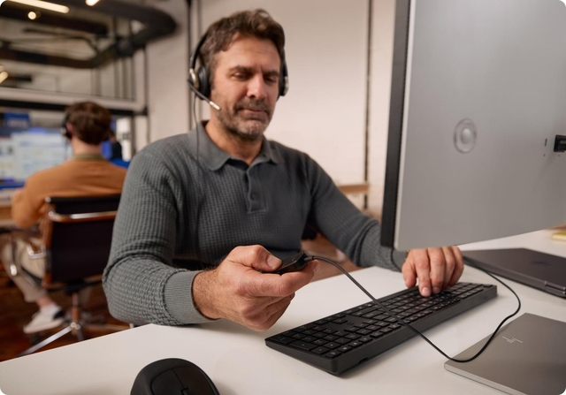 man met headset, kantoor bureau, computer opstelling, toetsenbord, muis