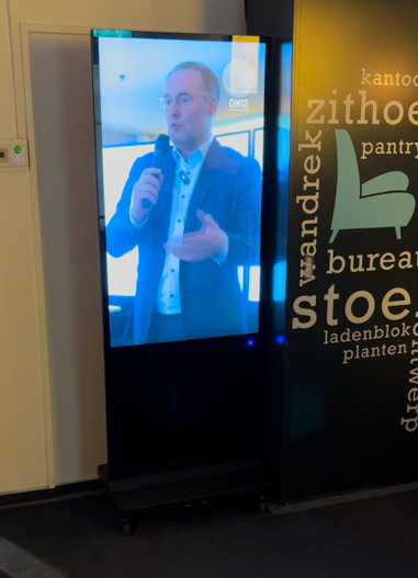 Directuer Igor Soons presenteert via een Infoscreen