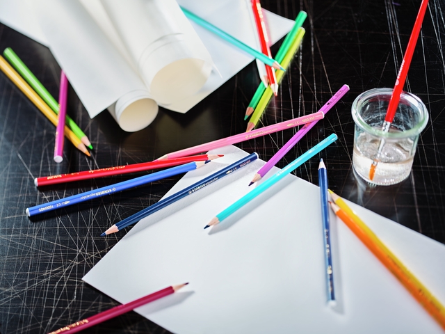 potloden, kleurpotloden, papier, glas, werktafel