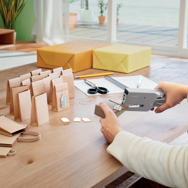 handheld stapler, bindmiddel?, karton, kraftpapier, knutselset