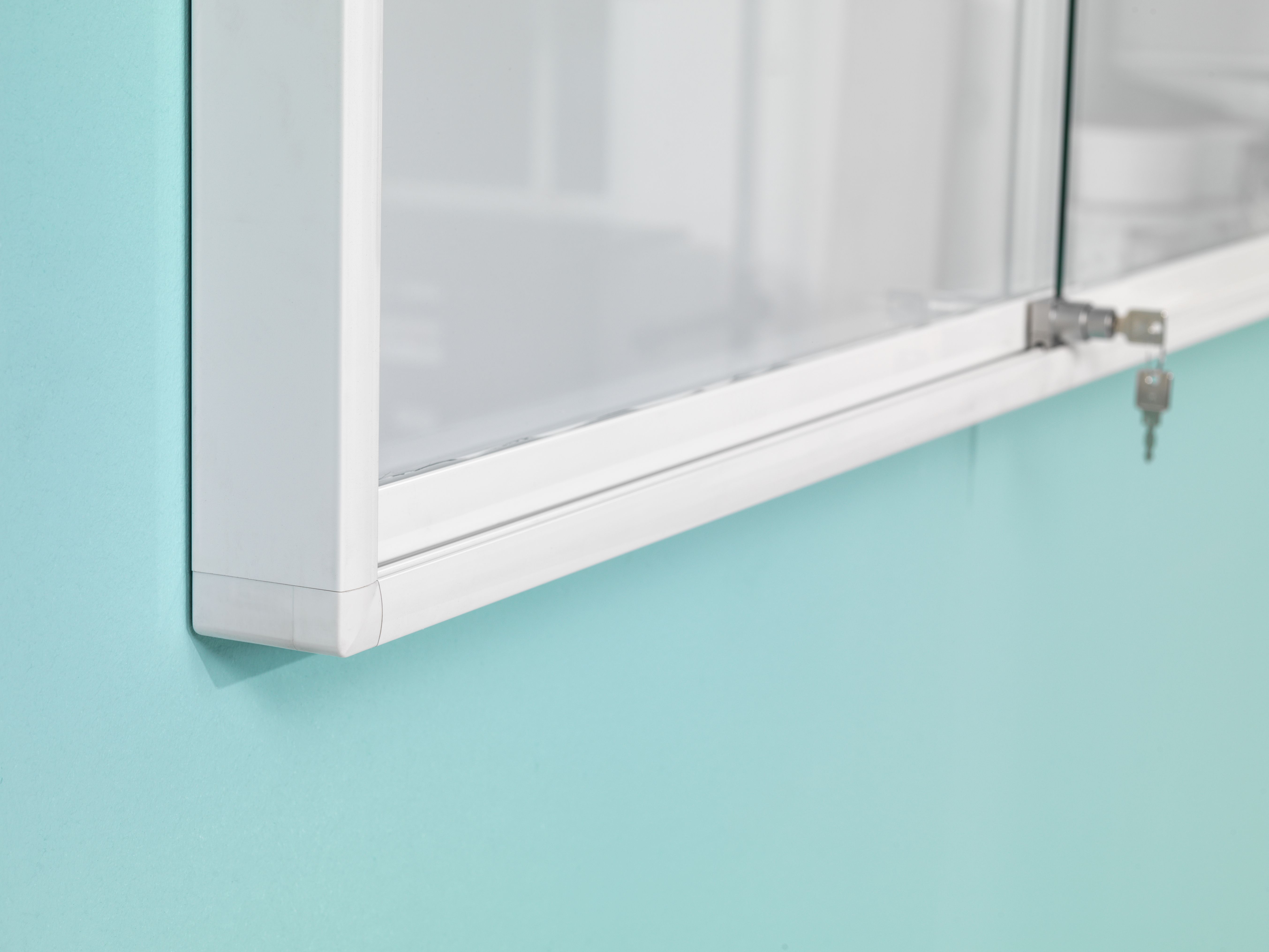 Binnenvitrine wit, plexigl. deuren, whitebord - 67x127 cm