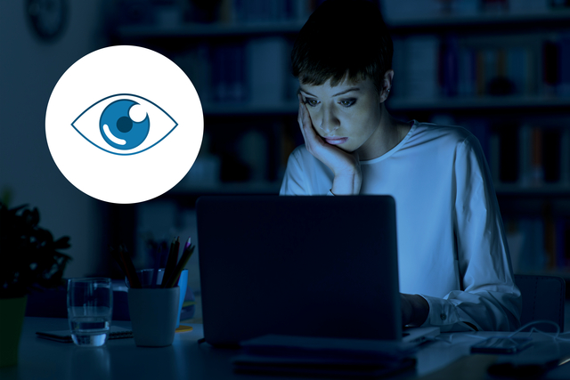 laptop, vrouw achter laptop, oogicoon, blauw licht, nachtwerk