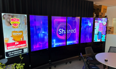 Meerdere vrijstaande digitale totems met narrowcasting en informatiepresentaties voor gezamenlijke communicatie op verschillende schermen.
