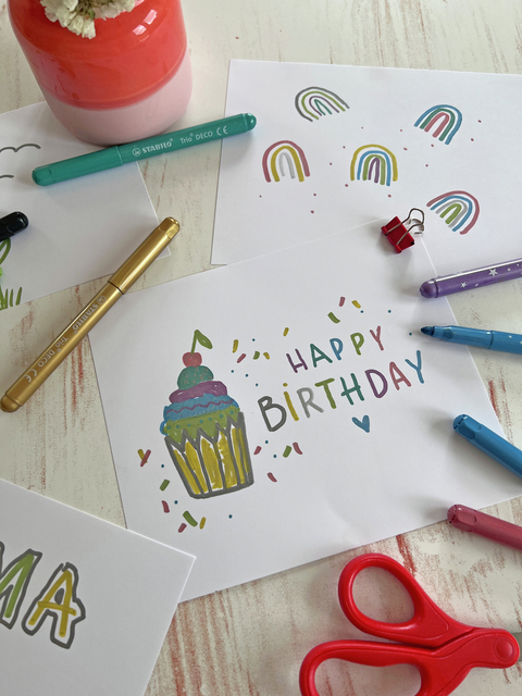 kado kaart, verjaardag kaart, cupcake illustratie, kleurrijk ontwerp, entiteit met pennen