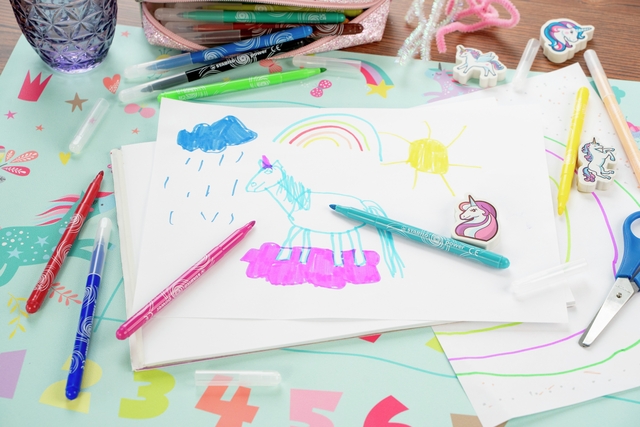 kindertekening, speelpotloden, kleurpotloden, schilderpapier, regenboog