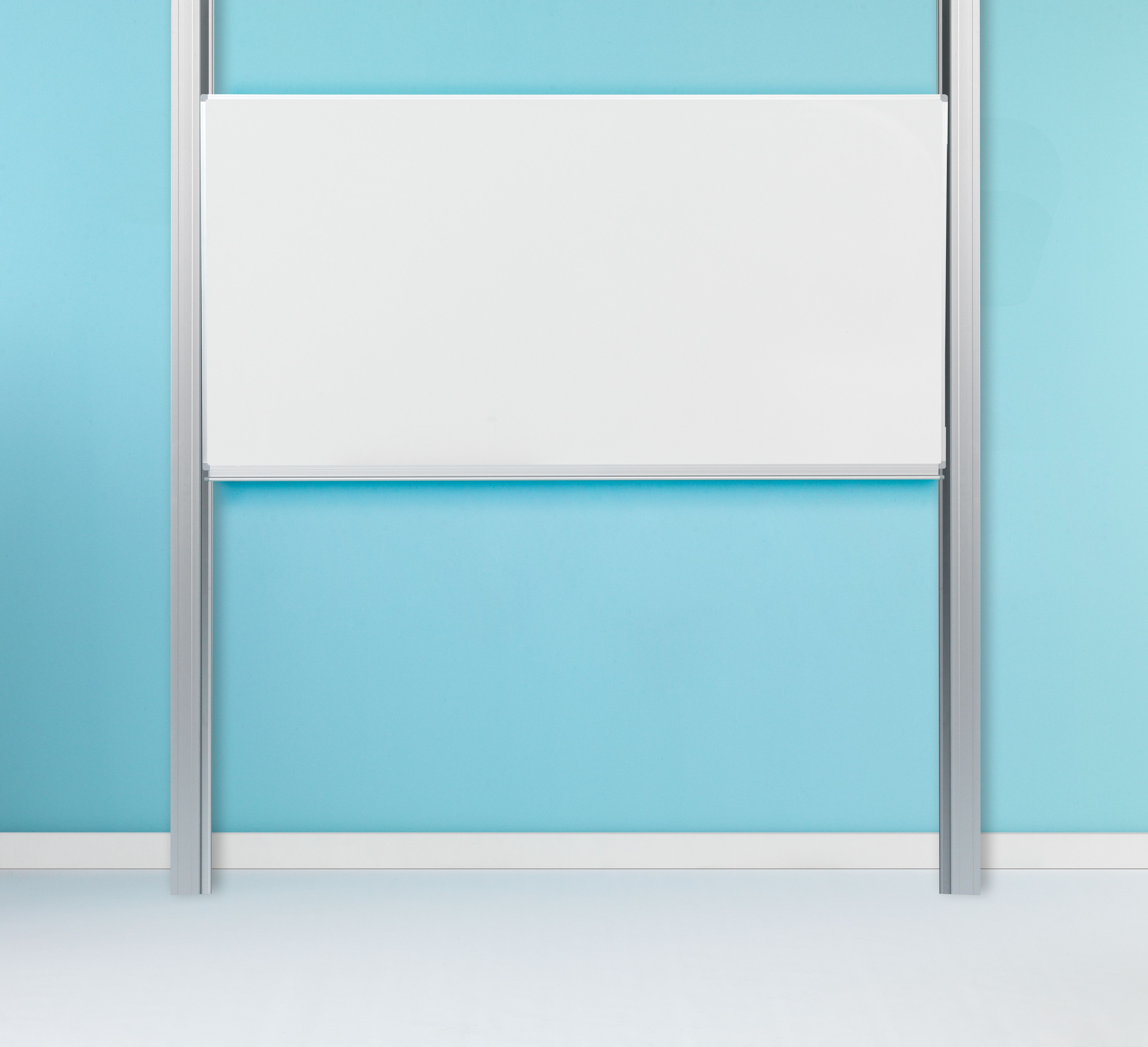 Enkelvlaks schoolbord op kolommen, wit emaille - 120x200 cm