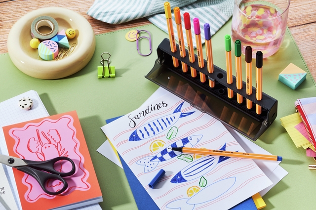 kantoorset, pennenhouder, tekenmaterialen, papieren, snijgereedschap