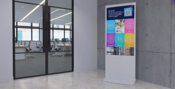 Witte vrijstaande digitale informatiezuil in een moderne kantooromgeving voor interactieve bezoekersinformatie en digitale bewegwijzering.