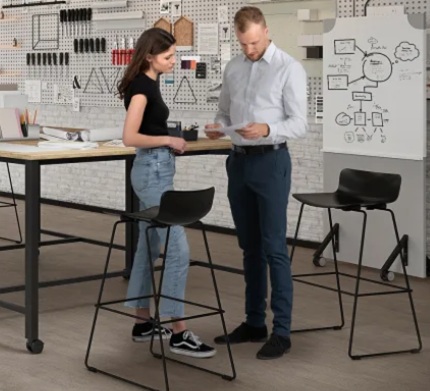 Collega's communiceren op kantoor