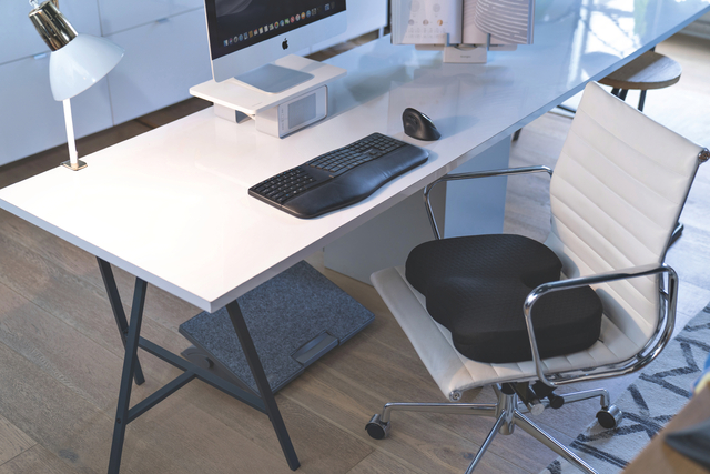bureau, computer, keyboard, monitor, chair