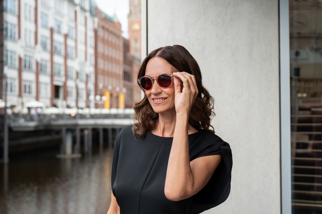 zwarte jurk, korte mouwen, zonnebril, vrouw, brug-achtergrond