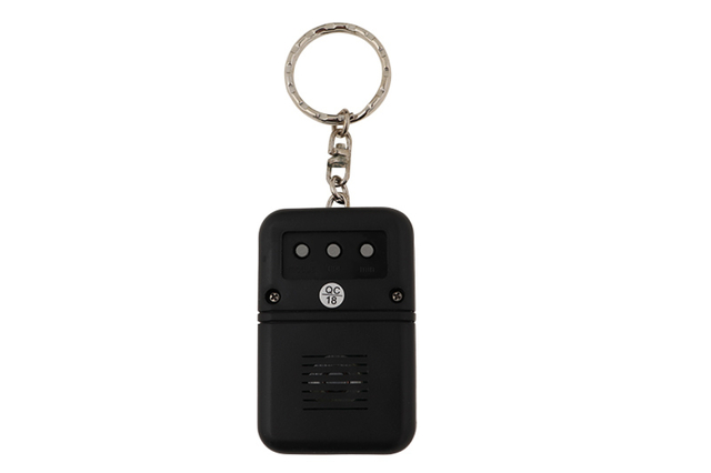 sleutelhanger, airTag-achtige, zwart apparaat, portemonnee-achtig, metalen ring