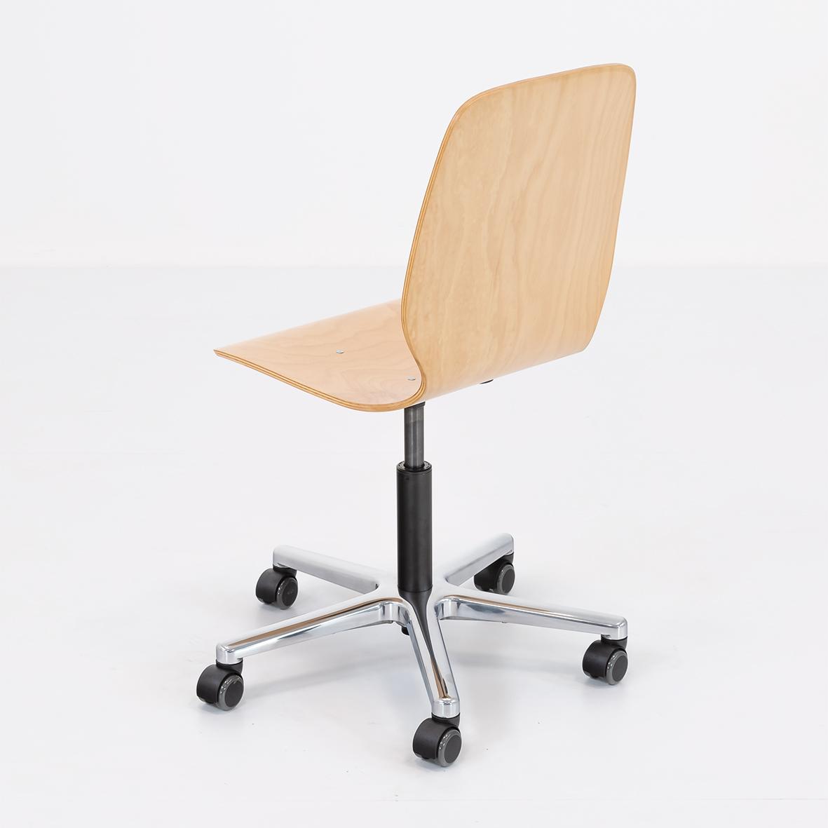 In hoogte verstelbare bureaustoel met zitschaal van multiplex