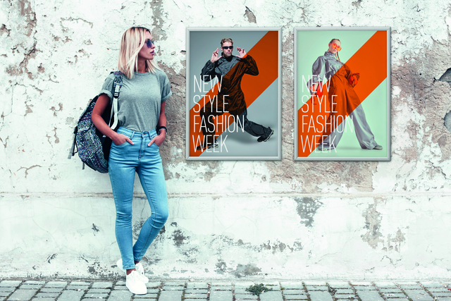 jasje, grijze top, lichtblauw jeans, rugzak, sneakers