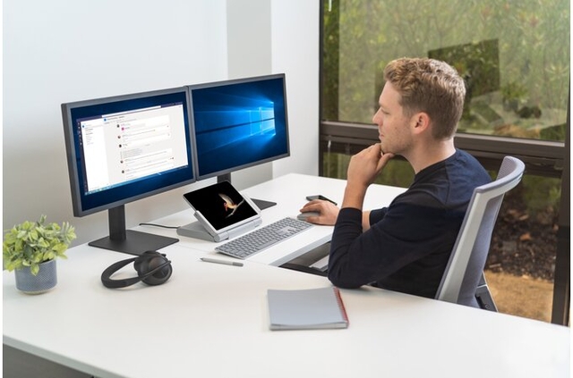 bureau, bureauwerkplek, duale monitoren, laptop, koptelefoon