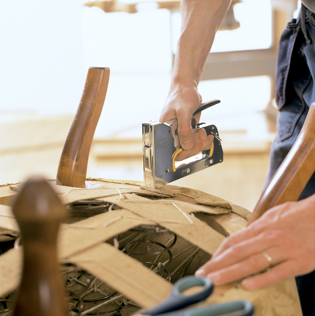 houten stoel, timmerwerk, handhamer, karton, stapelhout