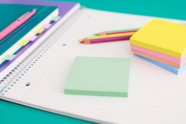 notitieboek, post-its, pennen, kleurpotloden, blokken