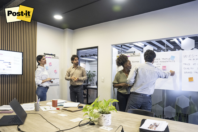kantoor, teammeeting, whiteboard, post-it, laptop