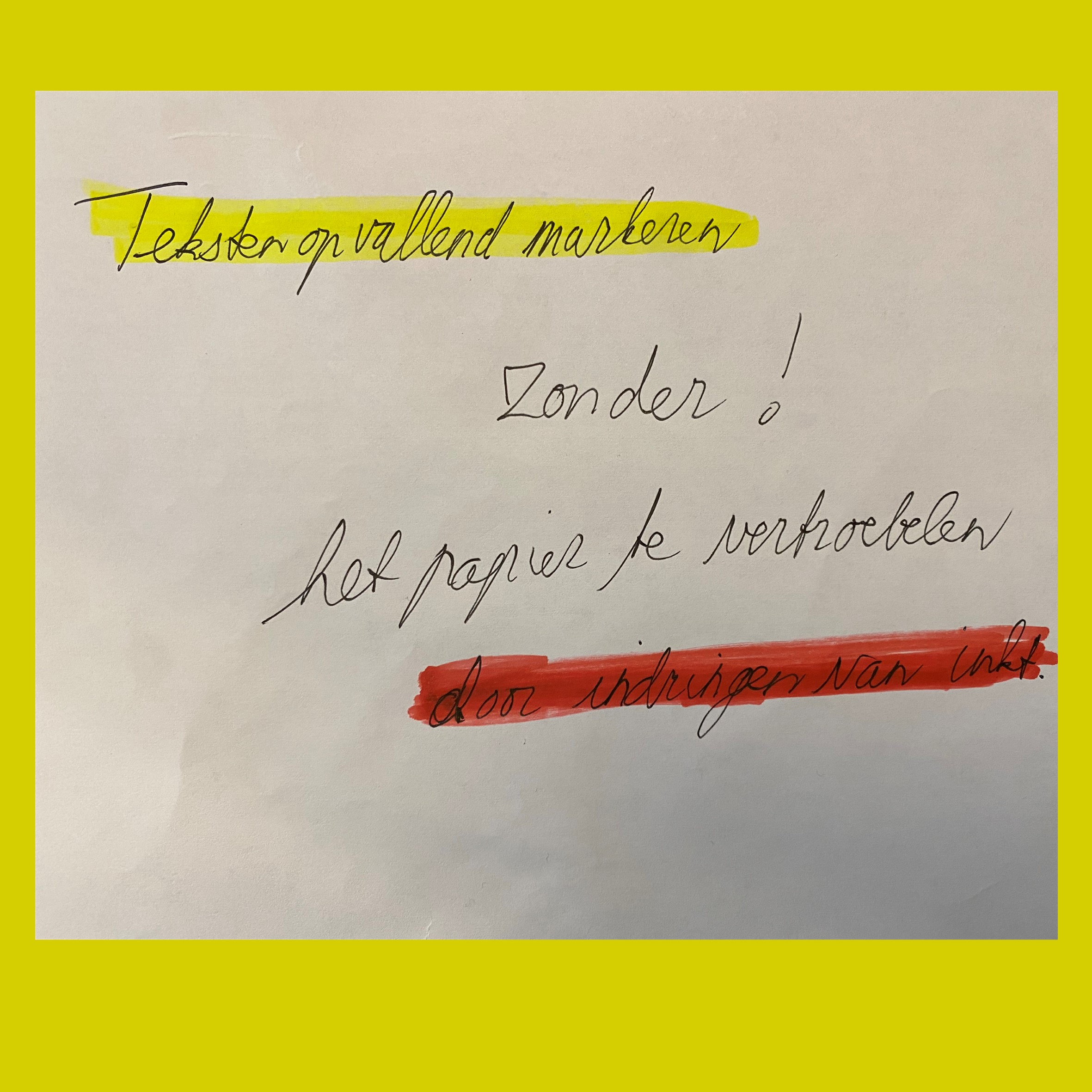 Teksten opvallend markeren zonder het papier te vertroebelen door indringen van inkt Teksten opvallend markeren zonder het papier te vertroebelen door indringen van inkt
