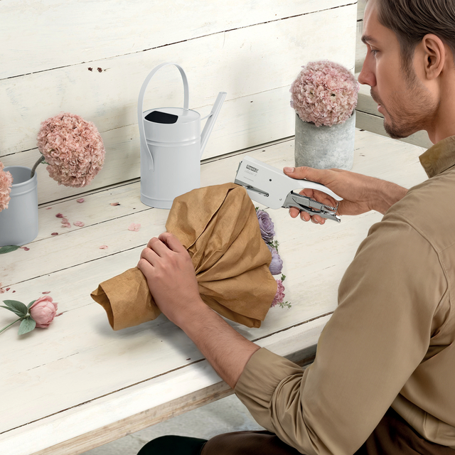 koffiezetapparaat, bruin papier, kleding?, touw?, bloemen