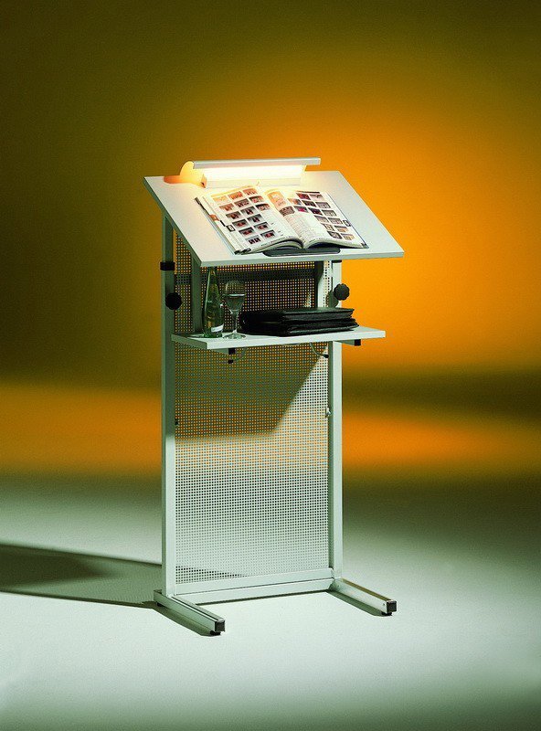 Vaststaande lezenaar met geperforeerde stalen voorkant