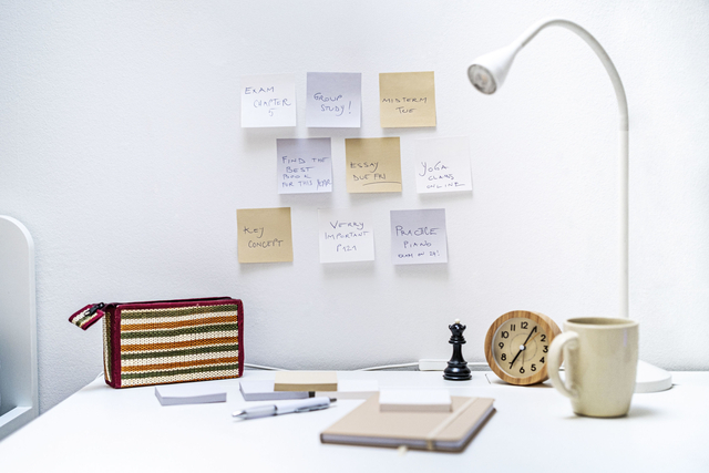 bureau, desk, post-its, pencil, clock