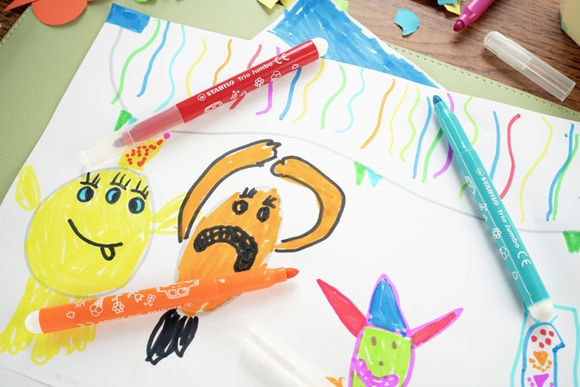 kleurpotloden, tekenen, kinderspullen, tekening, kleurig papier