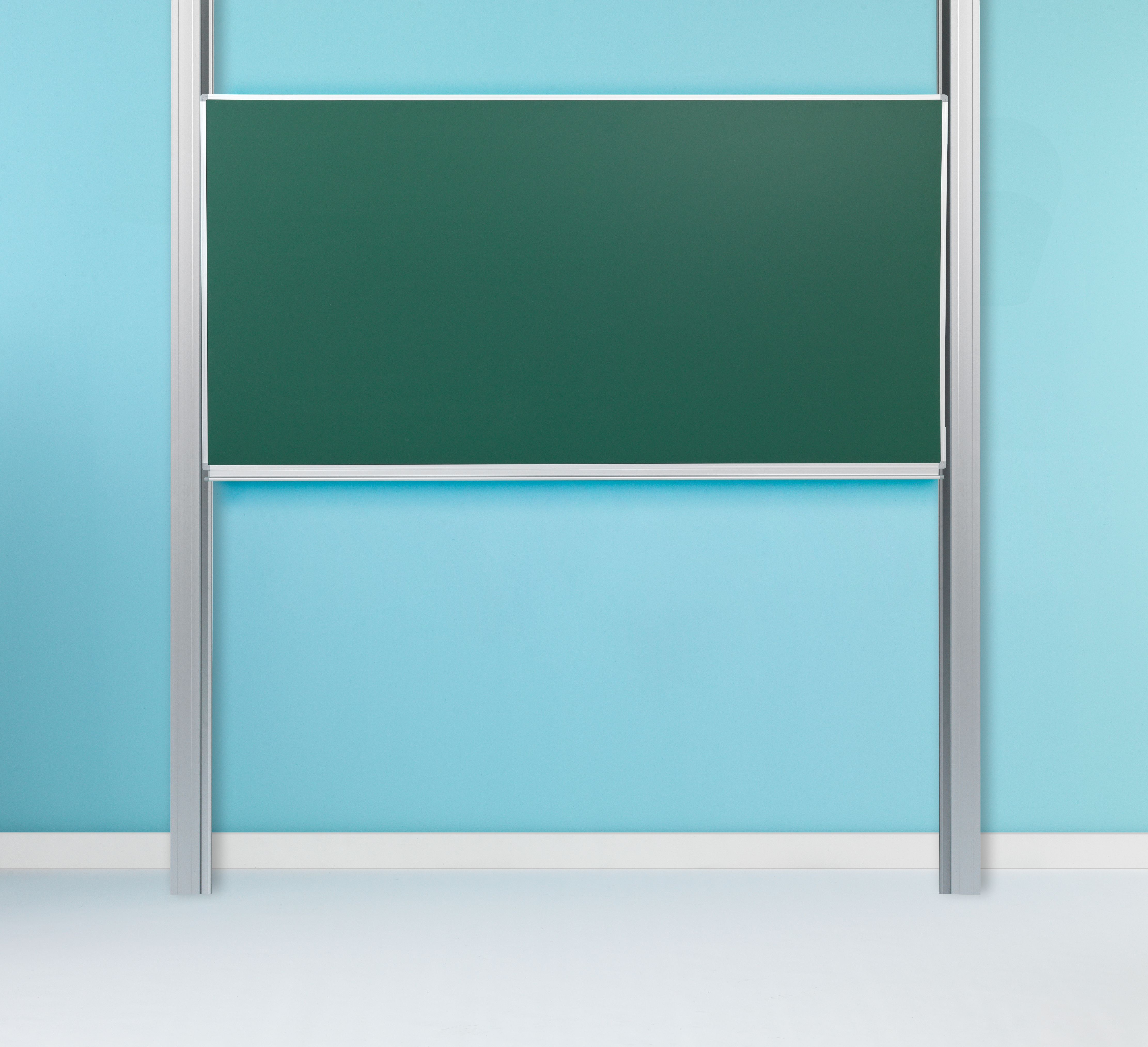 Enkelvlaks schoolbord op kolommen, krijt groen - 120x250 cm