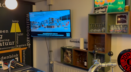 Digitaal narrowcastingscherm in een bar waarop bezoekers actuele informatie en bedrijfsnieuws kunnen bekijken.