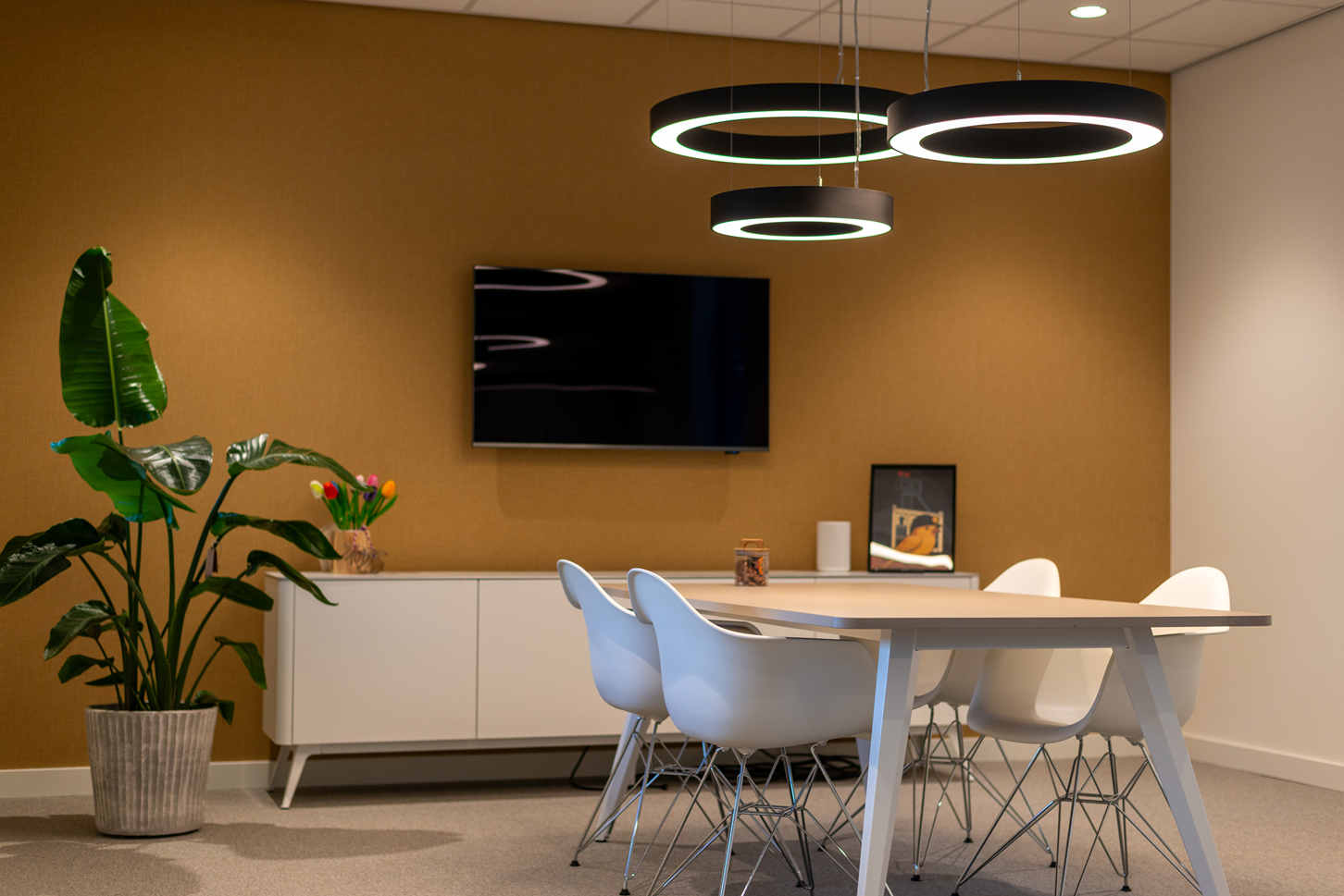 Moderne vergaderruimte ingericht door ITC Furniture bij K+ Adviesgroep