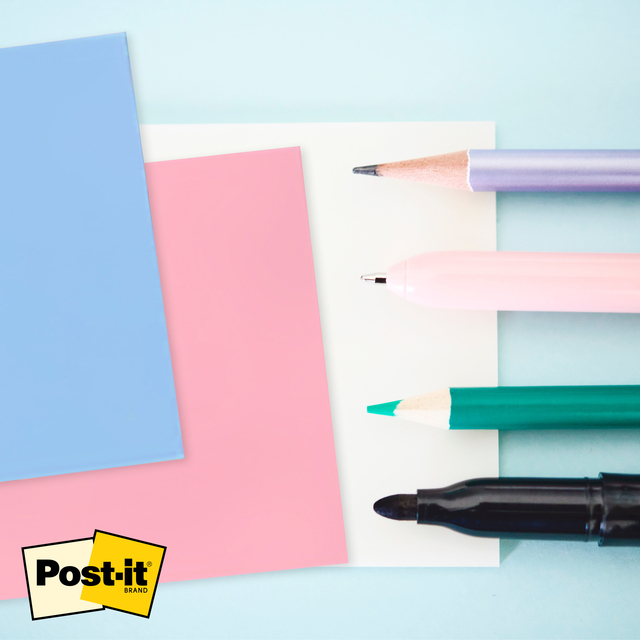notebook, papier, stickervel, gekleurde potloden, post-it