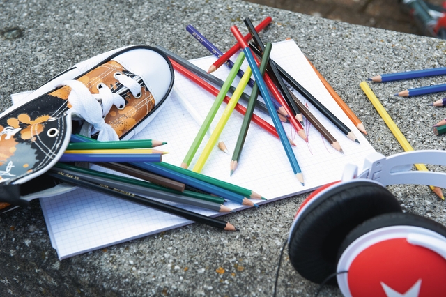 potlood, kleurstiften, notitieboekje, kledingstuk, hoedje