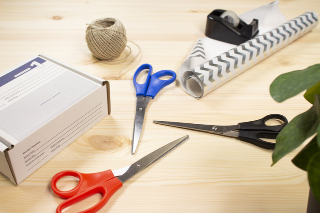 kantoorartikelen, snijgereedschap, tape, verpakkingsmateriaal, kartonnen doos