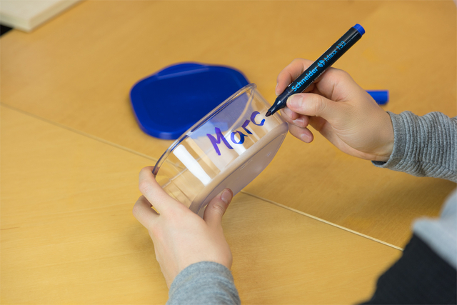 glazen, drankglas, held cup, blauw marker, hand