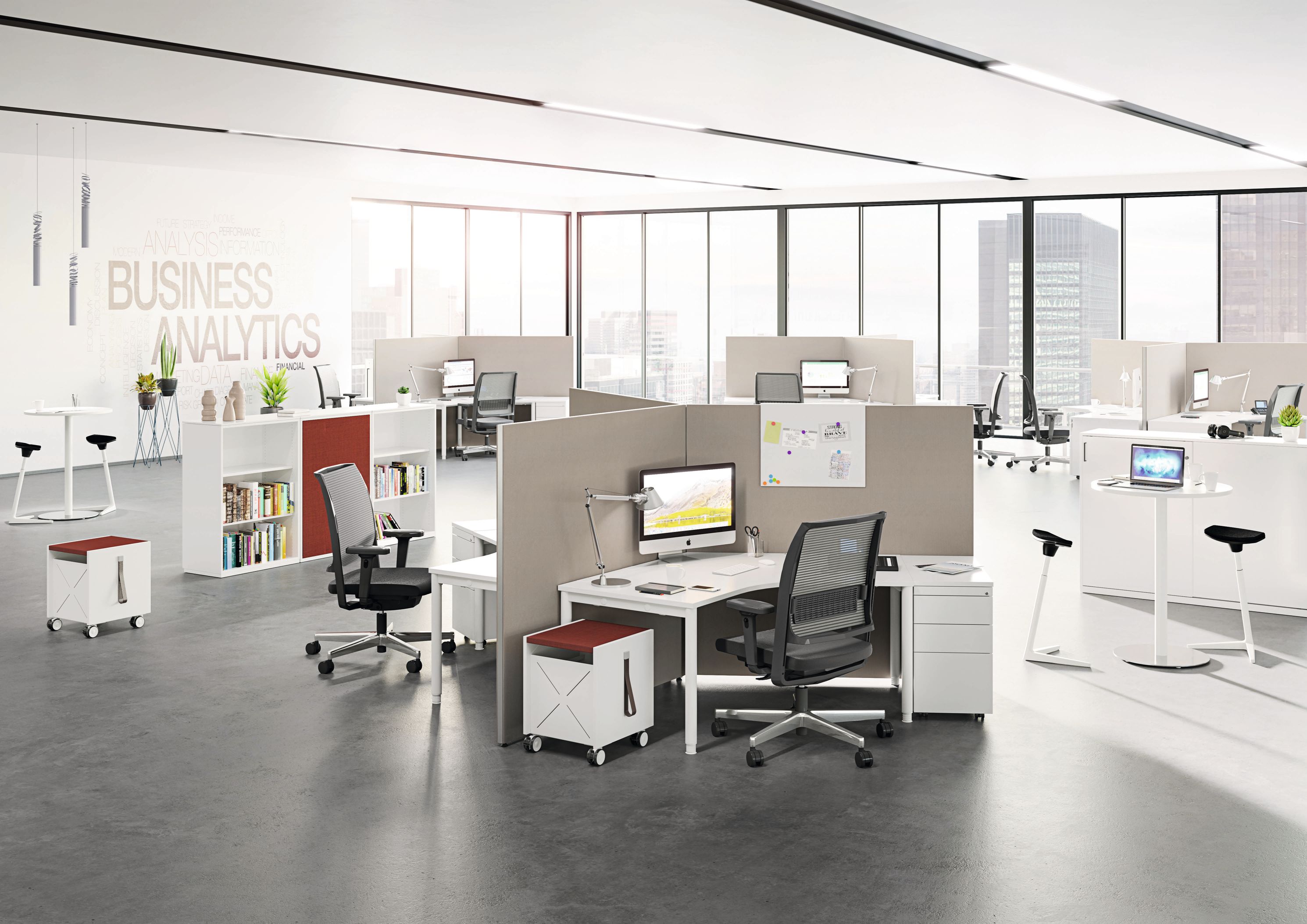 Flexibele kantoorwerkplekken met ergonomische bureaustoelen in een open kantoorruimte