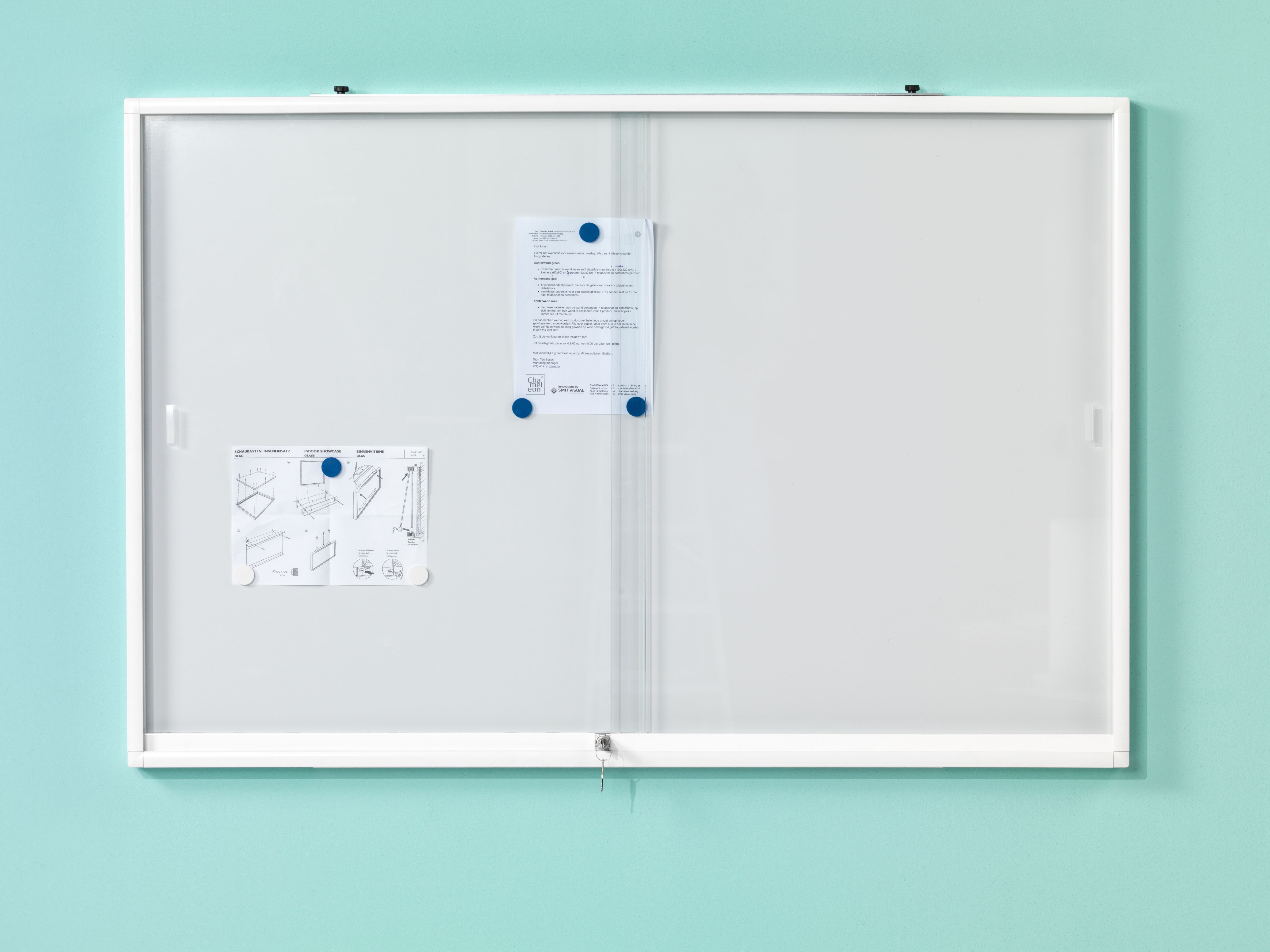 Binnenvitrine wit, plexigl. deuren, whitebord - 67x75 cm