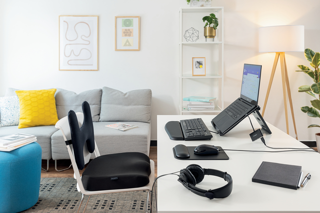 home office, desk setup, ergonomische stoel, laptop standaard, koptelefoon