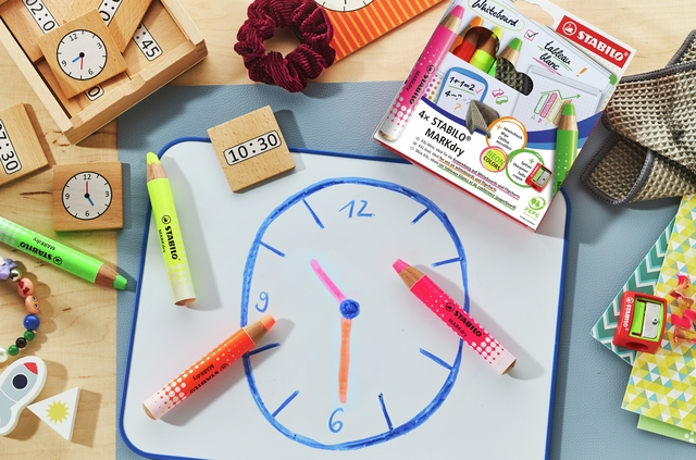 kantoorspullen, klok, magnetisch krijtbord, kleurpotloden, stiften