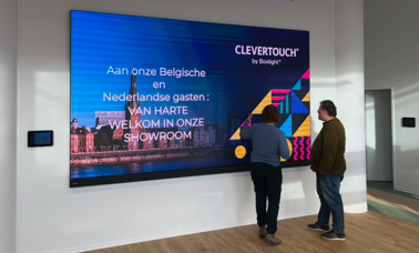 Groot interactief Clevertouch beeldscherm aan de wand waarop bezoekers digitale bedrijfsinformatie en presentaties kunnen bekijken.