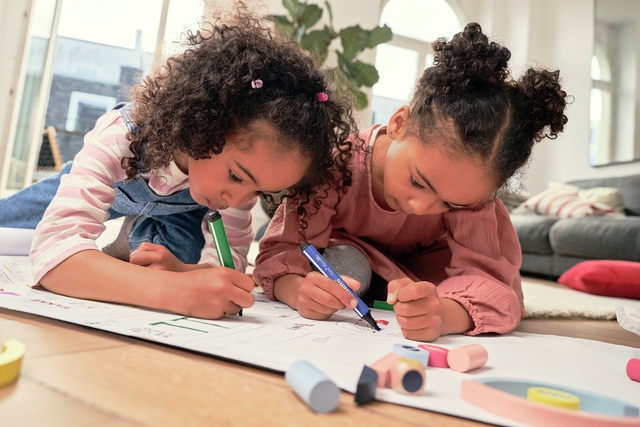 kindertijd, kleurpotloden, tijdens tekenen, duo kinderen, hobby tekenen