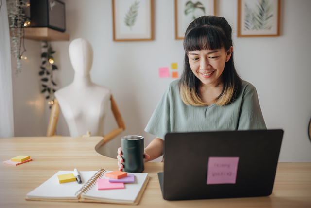 koffie beker, laptop, bureau, notities, kleurgrijs