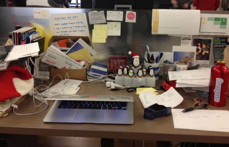 Creatiever aan een rommelig bureau